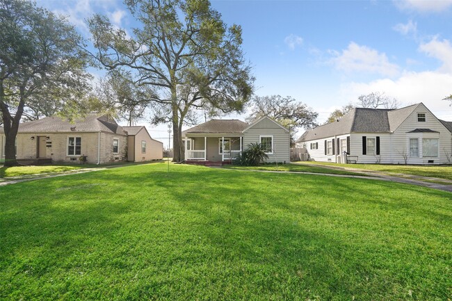 Building Photo - 4502 Rockwood Dr