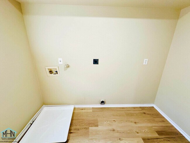 Building Photo - Big & Beautiful 5 bed/3.5 bath 2 Story hom...