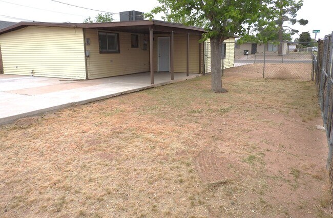 Building Photo - Beautifully Remodeled 3+1 Bungalow with Indoor-Outdoor Living