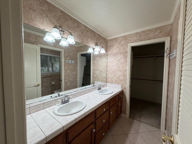 Building Photo - 1428 W Calimyrna Ave