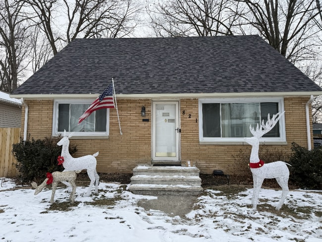 Building Photo - 821 Davis Ave