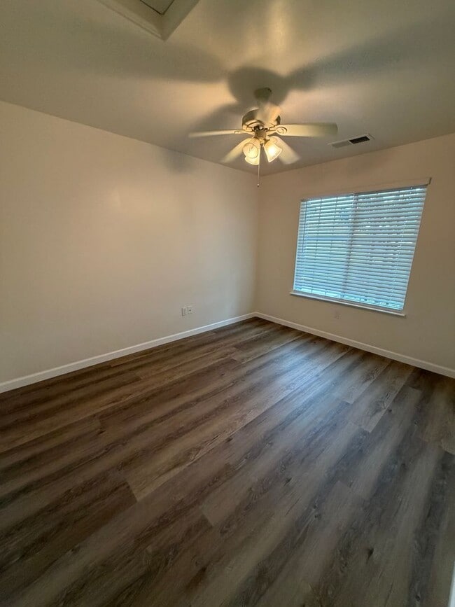 Building Photo - Sanger home