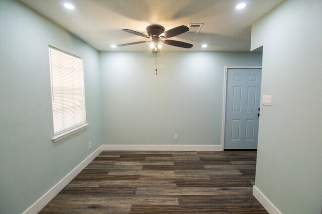Building Photo - Updated West Pensacola 3BR Home with Luxury Plank Flooring, Modern Kitchen, 1-Car Garage & Large ...