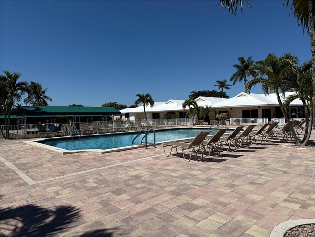 Building Photo - 8540 Chevy Chase Dr