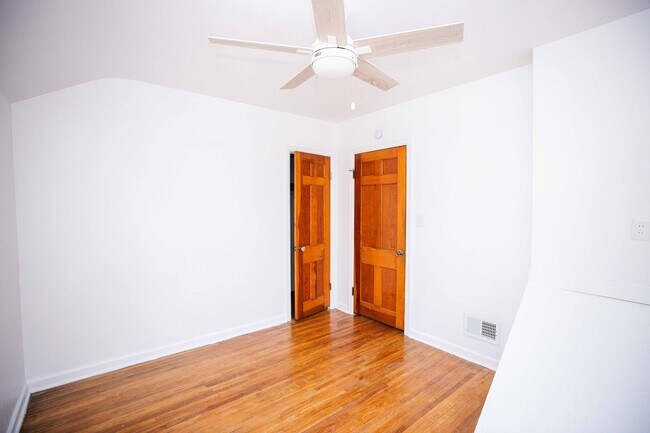 Building Photo - Beautiful three bedroom home with fenced i...