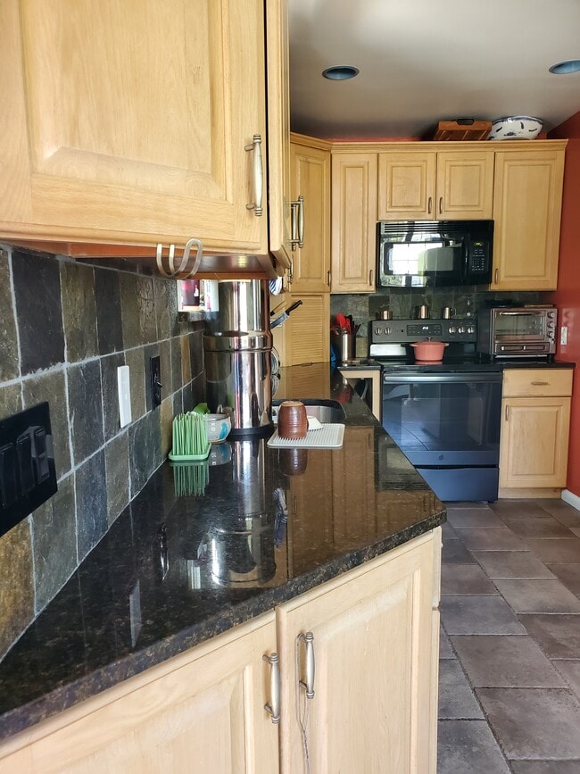 Building Photo - 2 Thornapple Rd