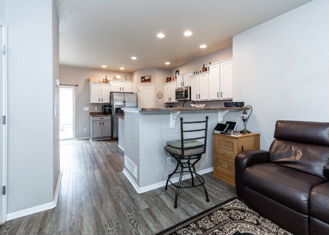 Building Photo - Spacious townhome with low maintenance.