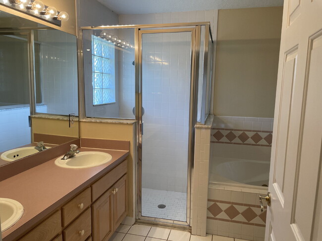 Building Photo - "Charming 4-Bed, 2-Bath St. Cloud Gem with...