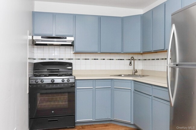 Building Photo - 639 E 226th St