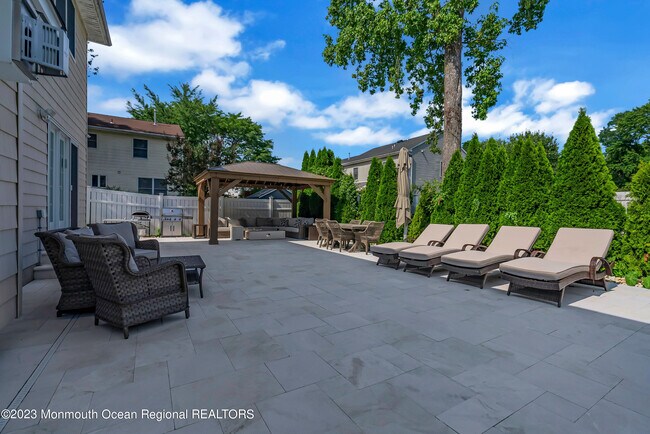 Building Photo - 1607 Holbrook St