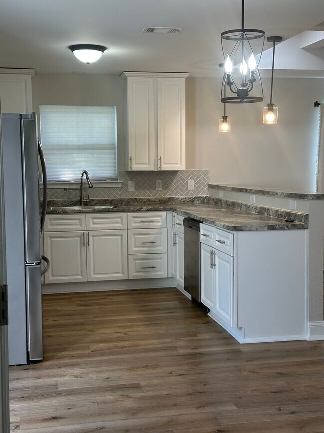 Building Photo - 3 Bedroom with extra Office Space AVAILABL...