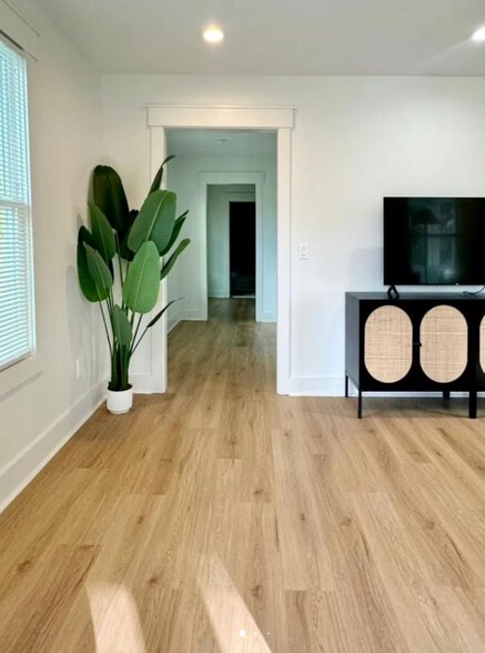 Building Photo - 1313 Live Oak St