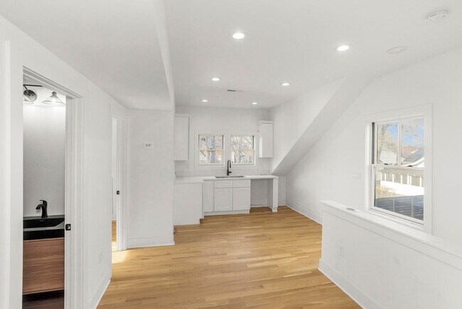 Building Photo - 942 Maxwell Ave