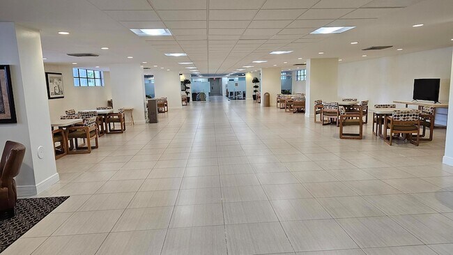 Building Photo - 400 Leslie Dr