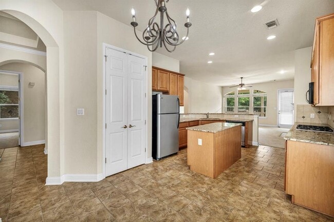 Building Photo - 15220 Interlachen Dr