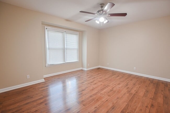 Building Photo - Pet Friendly Three Bedroom!