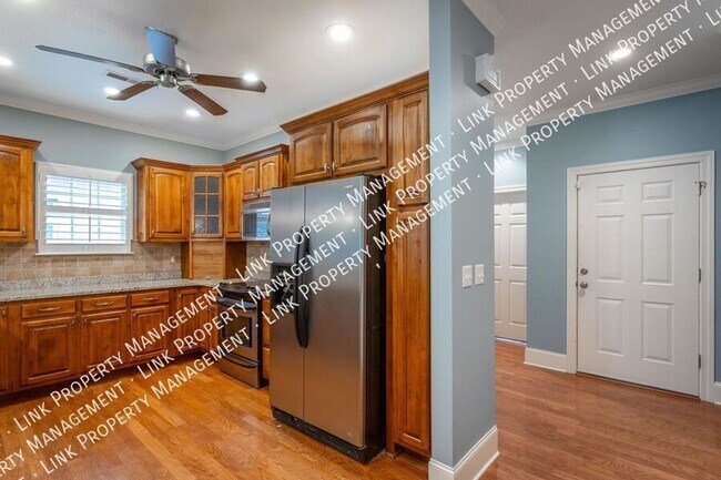 Building Photo - Beautiful large 1800 sf 3/2 for $2000 Townhome in Hixson with a garage and attic storage!