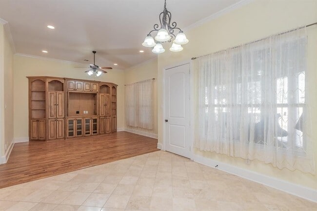 Building Photo - 1004 Drake Dr