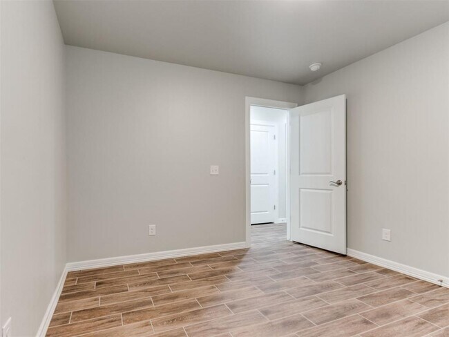 Building Photo - 616 Maleah Pl