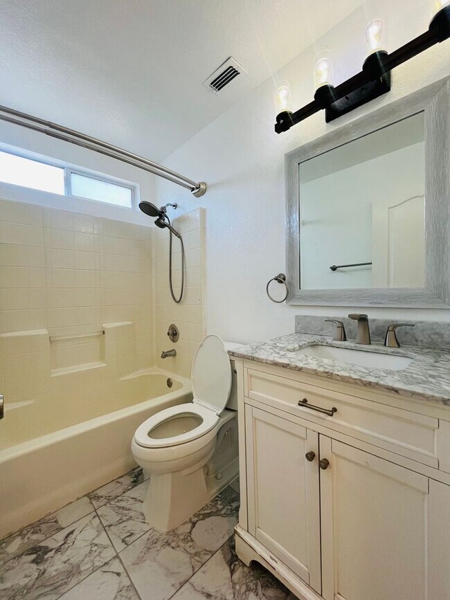 Building Photo - $2450 - 3 Bed/2 Bath Home in a Beautiful Neighborhood