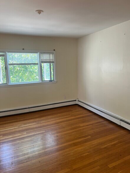 Building Photo - 121 Clarence St