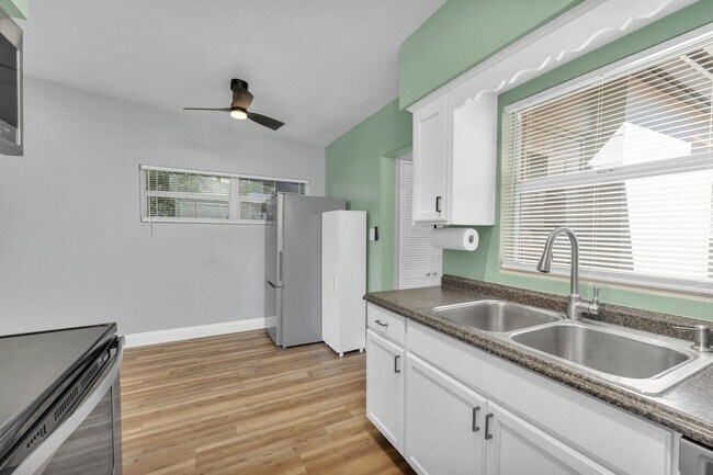 Building Photo - Michigan Ave Duplex