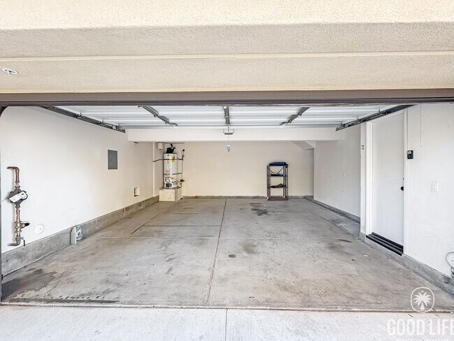 Building Photo - Beautiful 3B/3BA Townhome in Gated Communi...