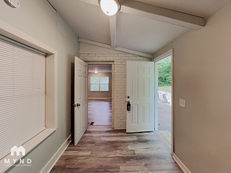 Building Photo - 1445 Echols Dr