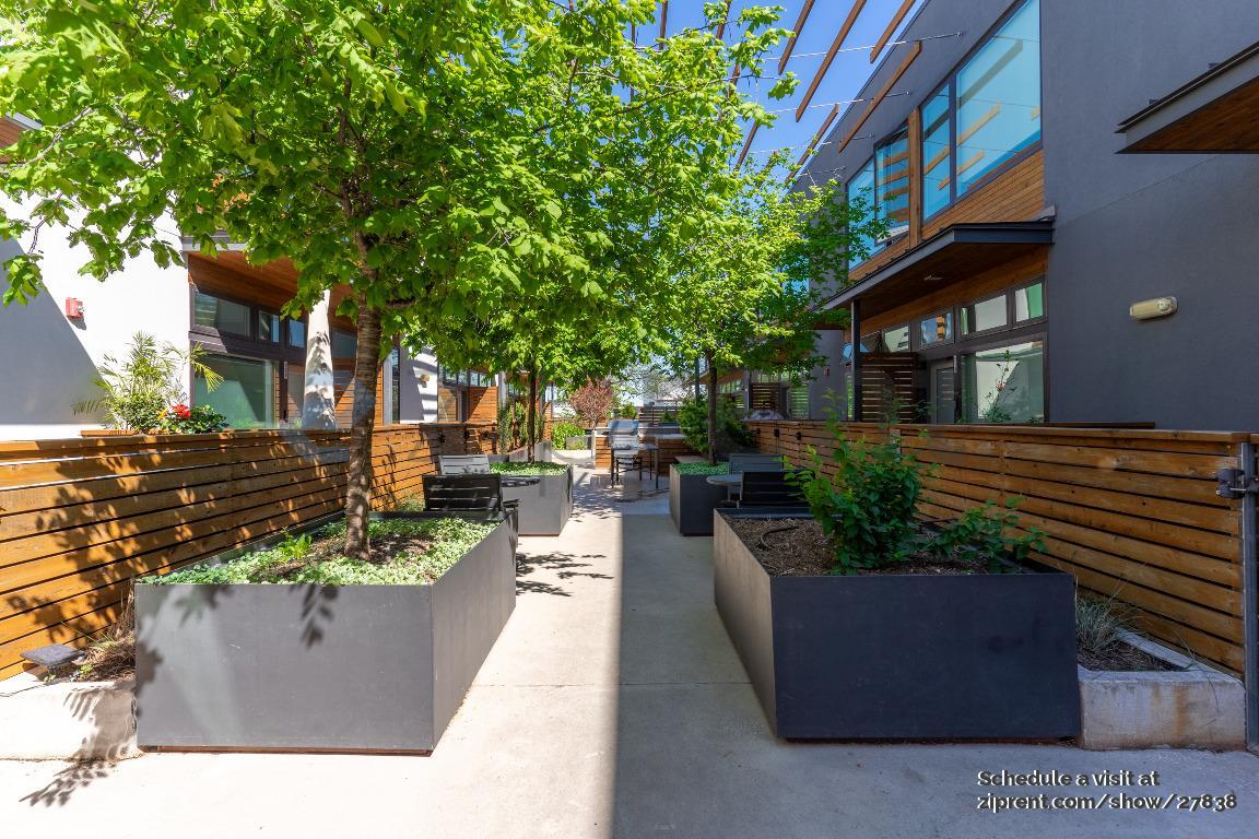 Building Photo - 2002 E 7th St