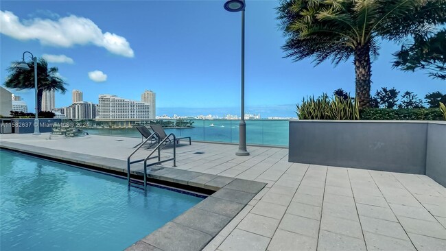 Building Photo - 1155 Brickell Bay Dr