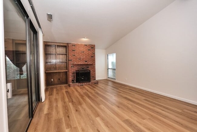 Building Photo - Beautiful corner halfplex available now for rent!