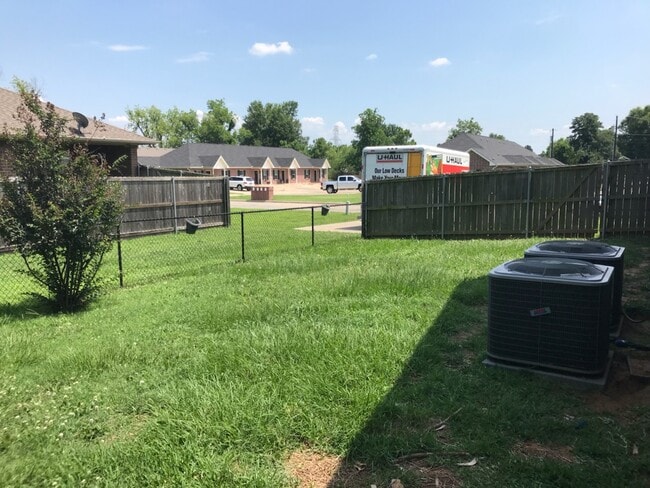 Large backyard - 4215 Castlegate Dr
