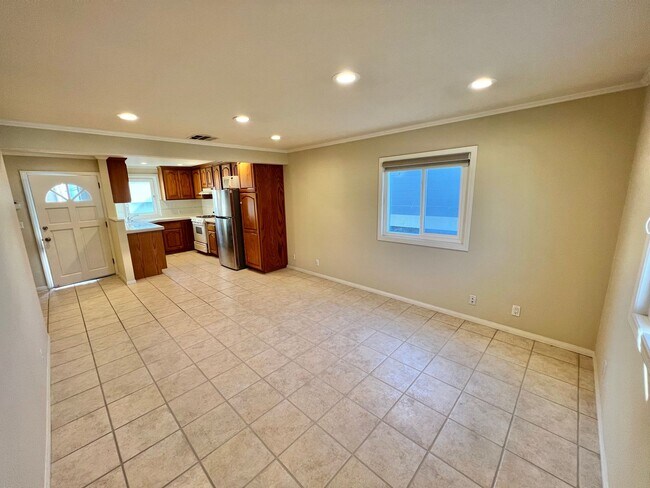 Building Photo - Peninsula Living just steps to the Beach