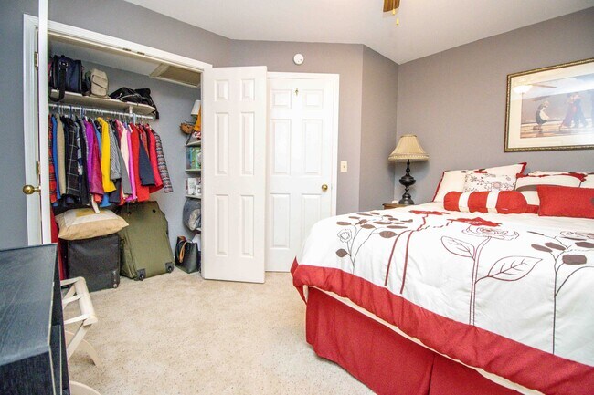 Building Photo - 3 bed, 2.5 bath Duplex