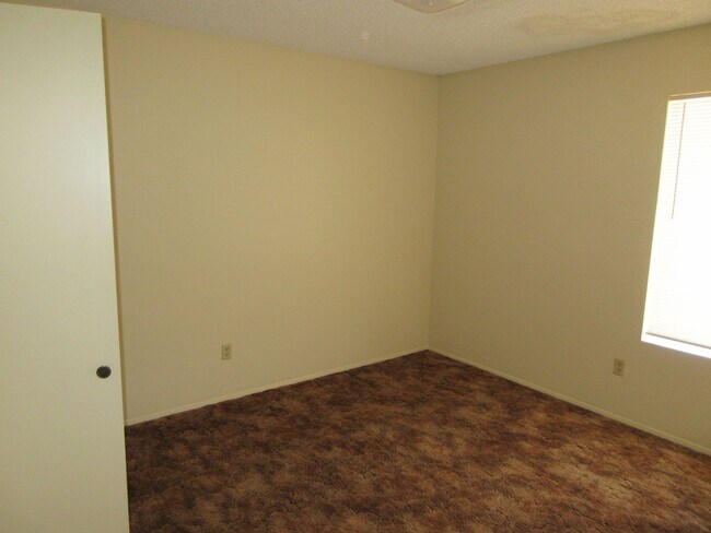 Building Photo - 1025 W Perdew Ave