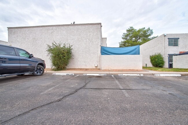 Building Photo - Wonderful Townhome centrally located.  Kit...