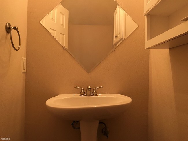 Building Photo - 2 br, 2.5 bath Condo - Wellington Court Co...