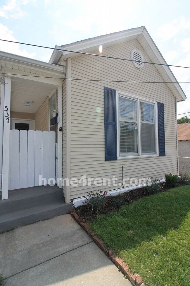Building Photo - Updated Strawberry Hill Bungalow So much new