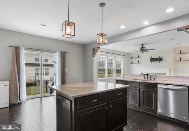 Building Photo - 320 Hopkins Dr