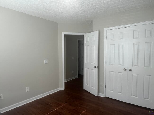 Building Photo - 401 Timberwind Dr