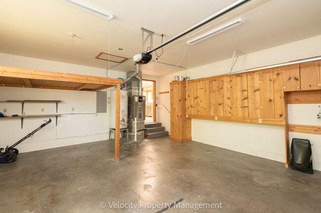 Building Photo - Clean & well kept, 3 bedroom, 2 bath!