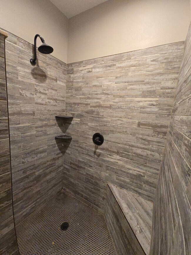 Building Photo - Newly Renovated 4/3 w/pool