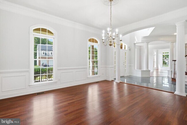 Building Photo - 5285 Meadow Estates Dr