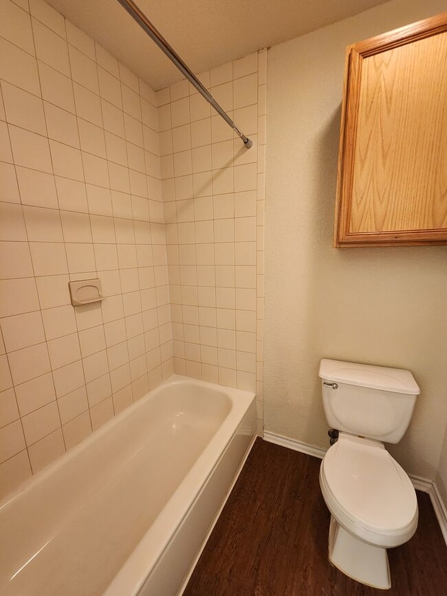 Building Photo - 2/2.5/1   Carpet only on Stairs /Large Fen...