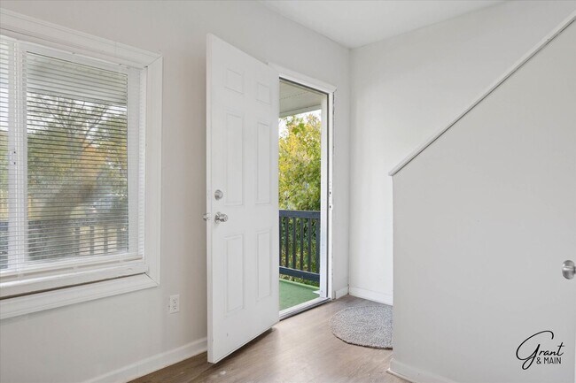 Building Photo - $1200 2 bedroom large home