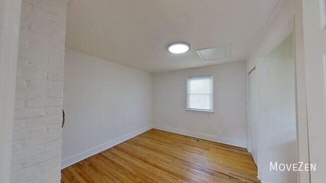 Building Photo - 1710 Oakwood Ave