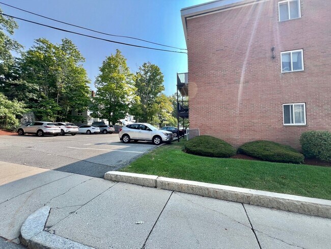 Building Photo - 95 Maple St