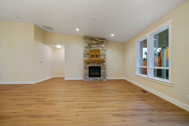 Building Photo - 3Bd/2Ba Single Story Home - Available earl...