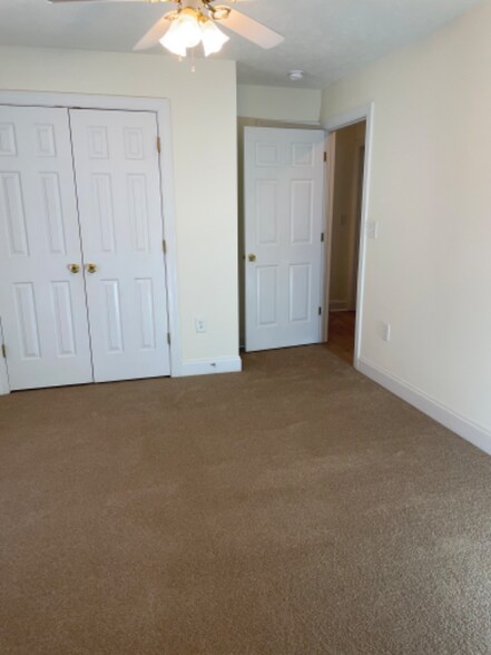 Building Photo - 1016 Hickory Dr