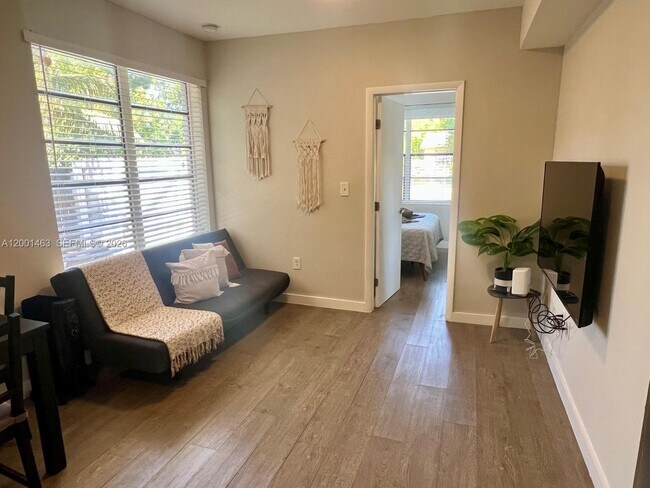 Building Photo - 2932 NW 16th Ave